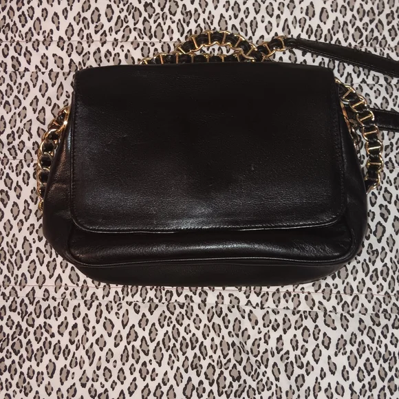 Chic Black Leather Shoulder Bag with Gold Chain - Picture 3 of 12